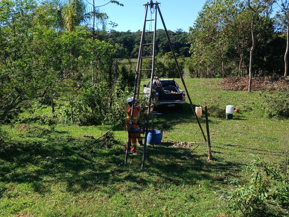 Tripé de sondagem SPT da NEV Geotecnia em área de mata — Caçador