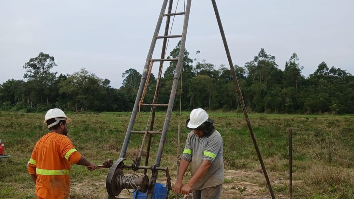 Tripé de sondagem SPT da NEV Geotecnia em terreno aberto — Montenegro